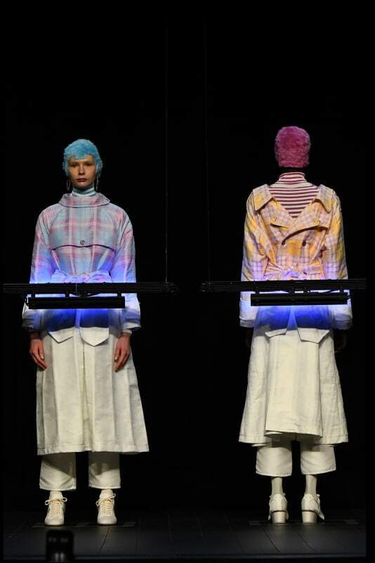 Яркие моменты Парижской недели моды: дикие лошади, роботы-собаки и множество форм спортивной одежды