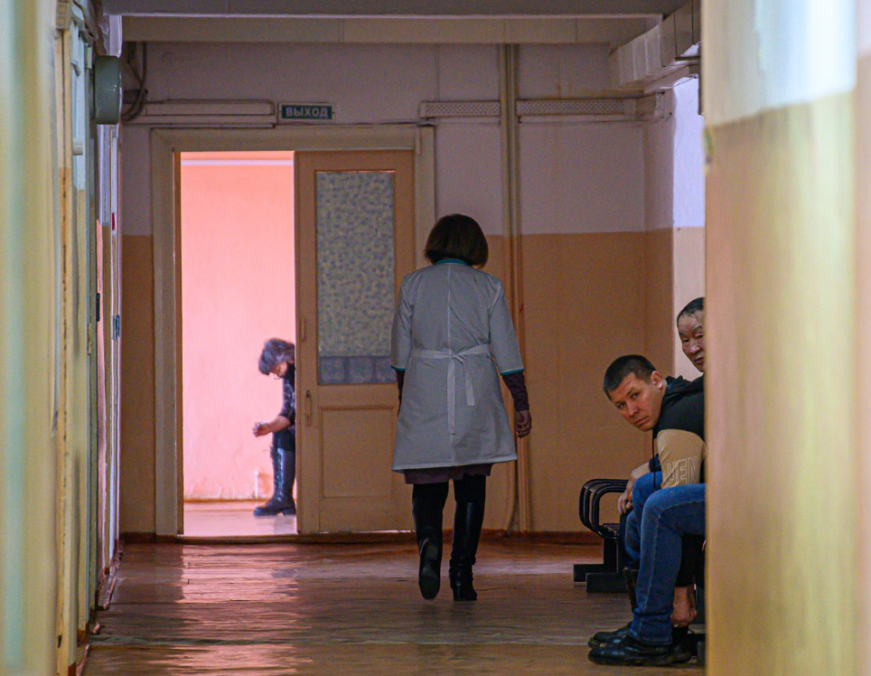 На мальчишку, который пришёл в отпуск с СВО, напали в доме шестеро пьяных участников организованной группировки