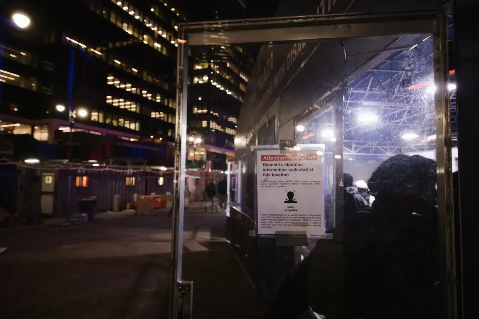 Какие магазины сканируют ваше лицо? Никто не знает.