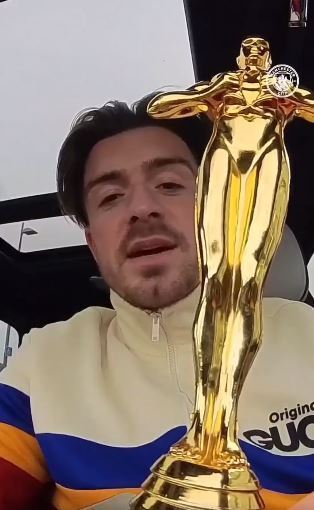 Джек Грилиш и Эрлинг Хааланд жестоко троллят товарища по команде "Ман Сити", присуждая ему награду "За самое крупное мошенничество".