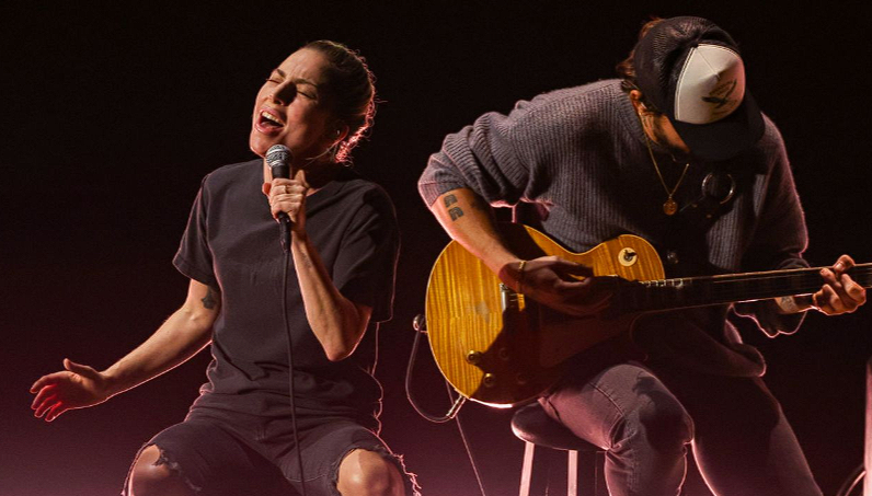 «Все и везде, все сразу» сияет на эмоциональной церемонии вручения «Оскара»