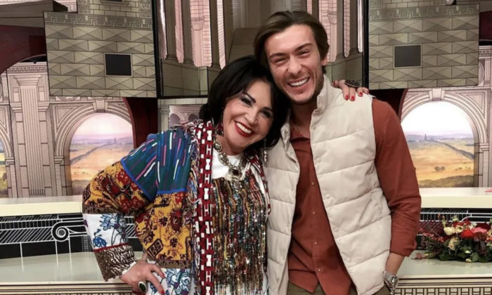 72-летняя российская певица Надежда Бабкина вызывает споры из-за предполагаемого романа с 32-летним пиар-директором