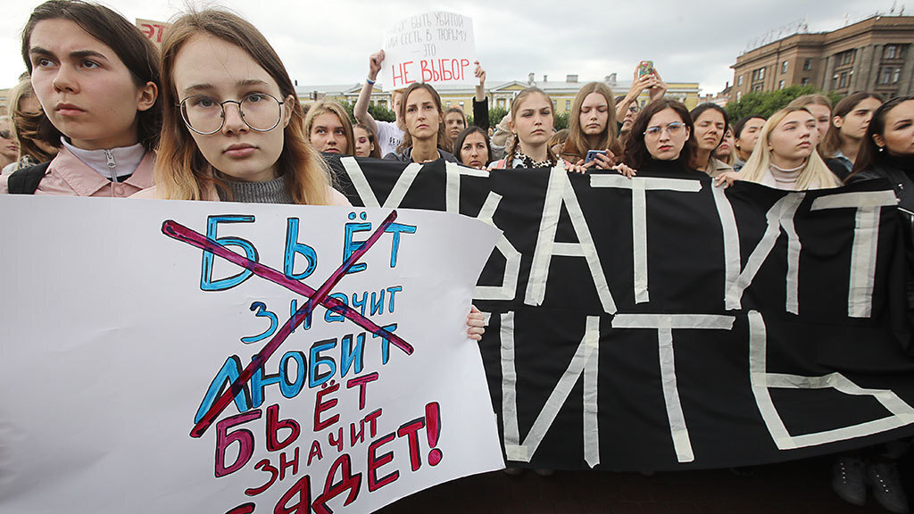 Насилие в семье. Бьёт, значит любит? Почему женщины это терпят? Большая любовь или слабость женщины? Можно ли любить такое "животное"?