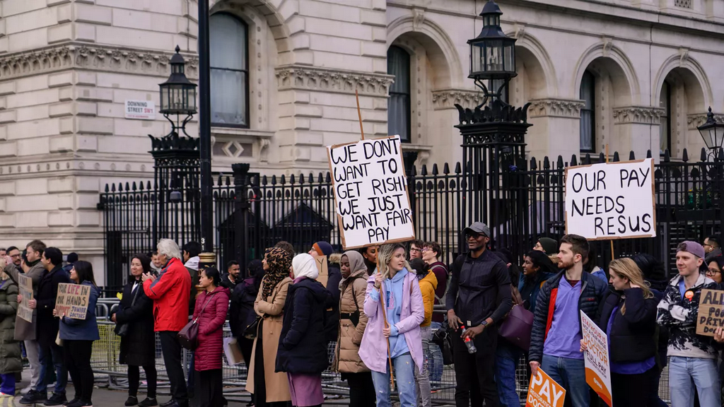 Массовая забастовка и закрытие метро в день бюджета: британские работники требуют повышения заработной платы