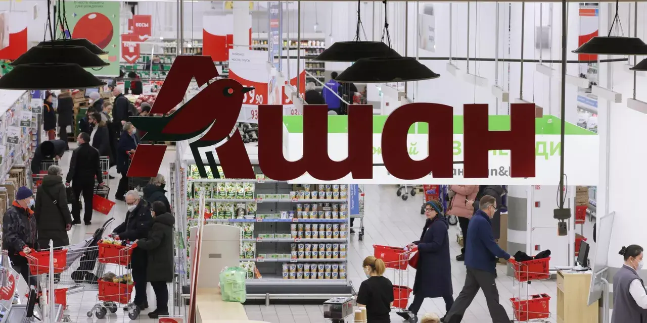 Жизнь россиян за год действия санкций почти не изменилась? "Нет падения валюты, нет массовой безработицы, нет очередей перед разорившимися банками?"