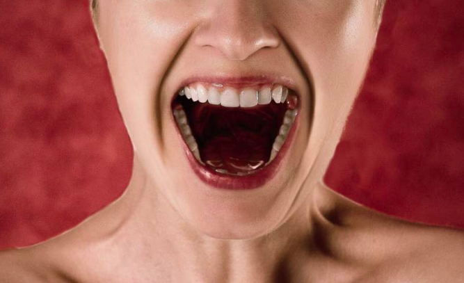 Исследователи изучают, как ругательства приобретают способность вызывать эмоциональные реакции