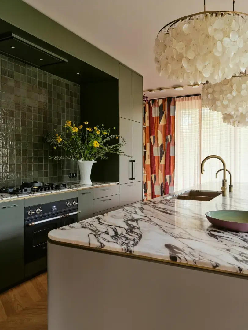 Этюд цвета и формы — в гостях у актрисы Кэрис ван Хаутен.