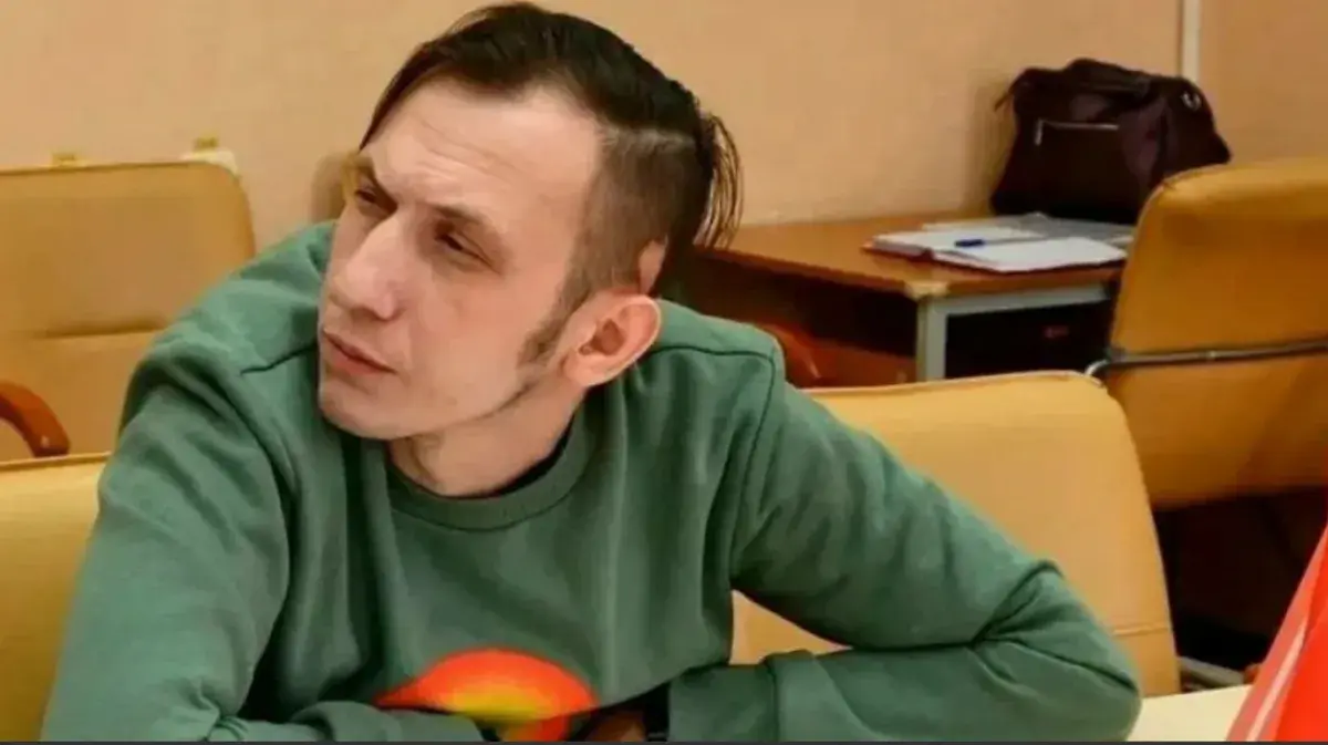 Не вставшему во время исполнения гимна российскому депутату пришла повестка