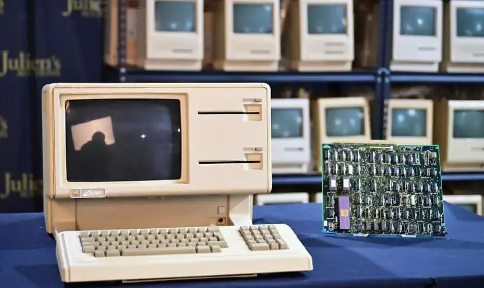 Архив компании Apple уходит с молотка.