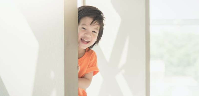 Вехи развития в возрасте четырех лет помогают детям говорить неправду, играть в прятки и читать карты