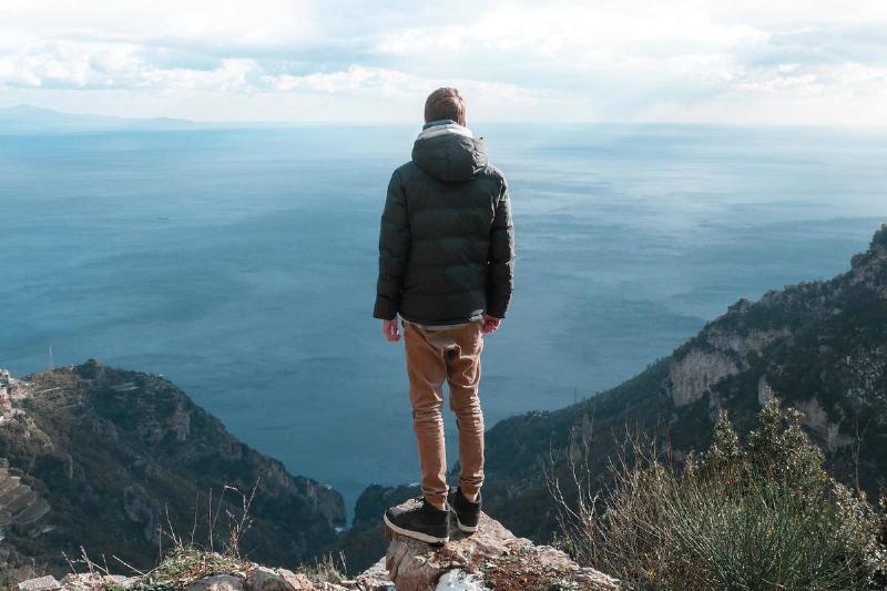 Фотография женщины стала вирусной из-за чего-то скрытого на заднем плане