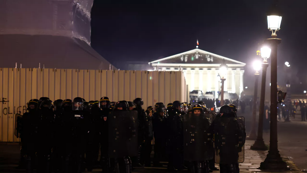 Повышение пенсионного возраста во Франции вызывает протесты: 200 человек задержаны во время массовых акций на улицах