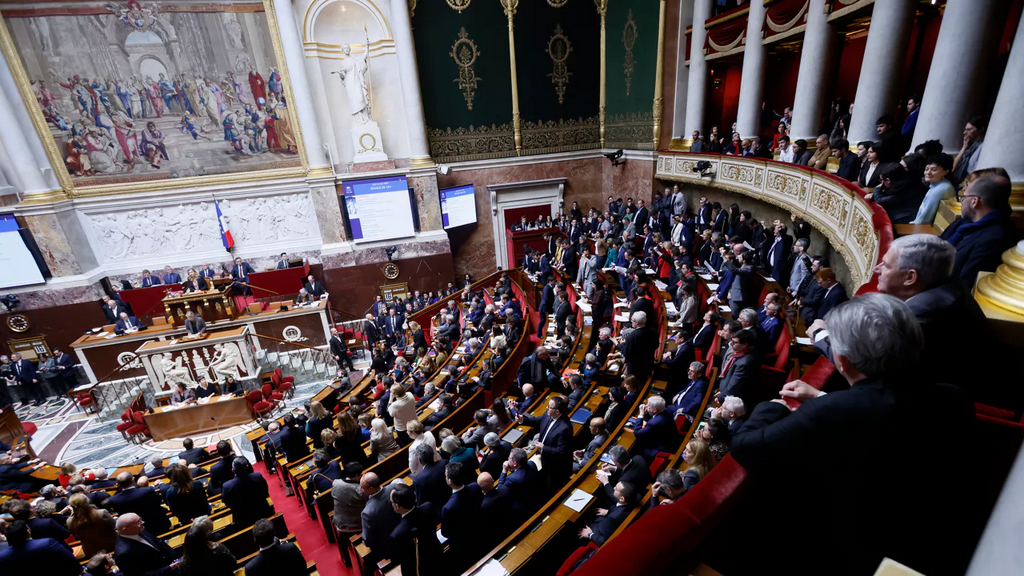 Повышение пенсионного возраста во Франции вызывает протесты: 200 человек задержаны во время массовых акций на улицах