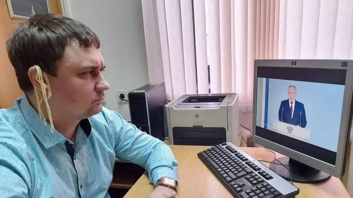 Спагетти на ушах во время послания Путина - дорогое удовольствие. Почему видео с лапшой на ушах стоило депутату Абдалкину штрафа в 150 тысяч рублей?