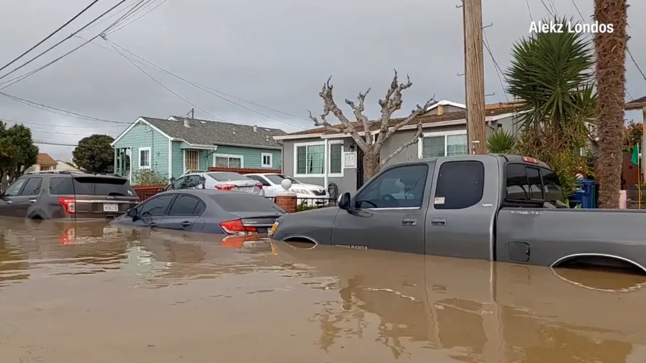 Стихийные бедствия Калифорнии.100000 калифорнийцев по-прежнему не имеют электричества,ураганный ветер, затопляют дома и угрожают 25 миллионам человек.