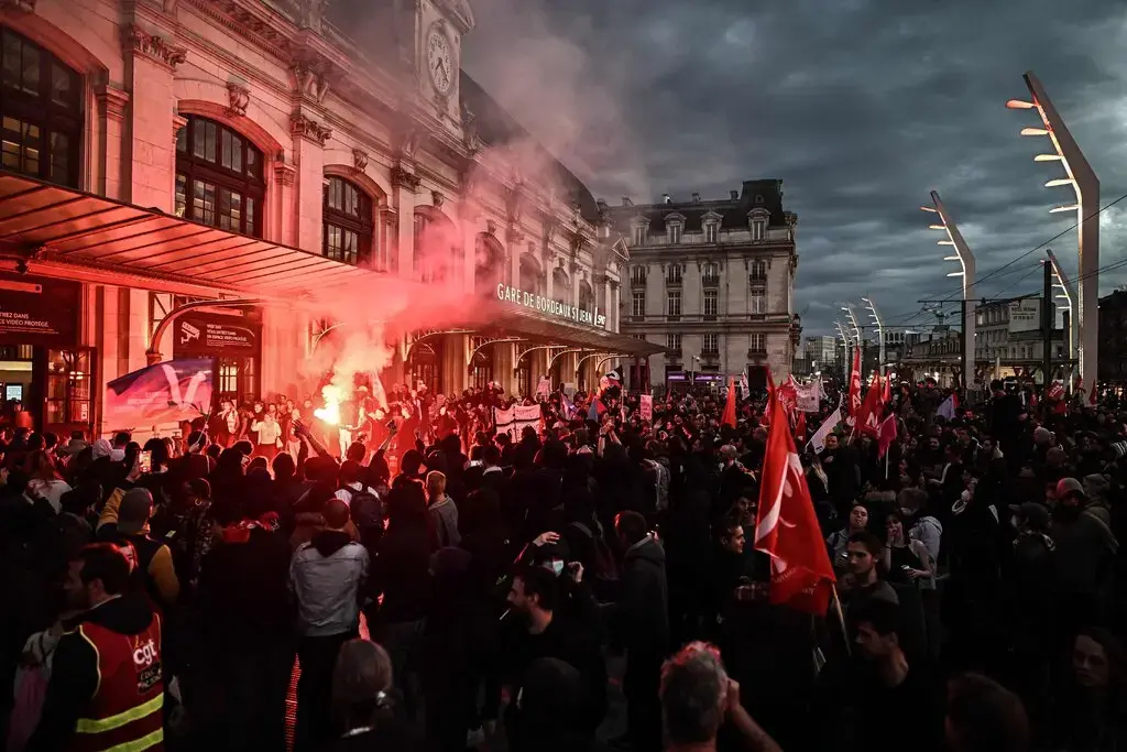 Макрон сталкивается с разъяренной Францией в одиночку