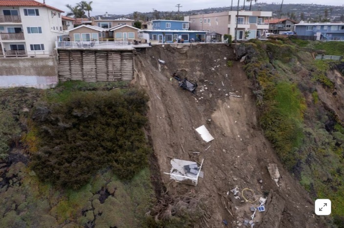 В результате проливных дождей в Калифорнии бассейн на заднем дворе оказался на краю обрыва