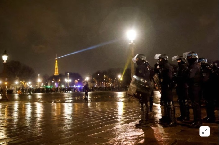 Во Франции возобновились протесты на фоне гнева по поводу реформы пенсионного возраста Макрона