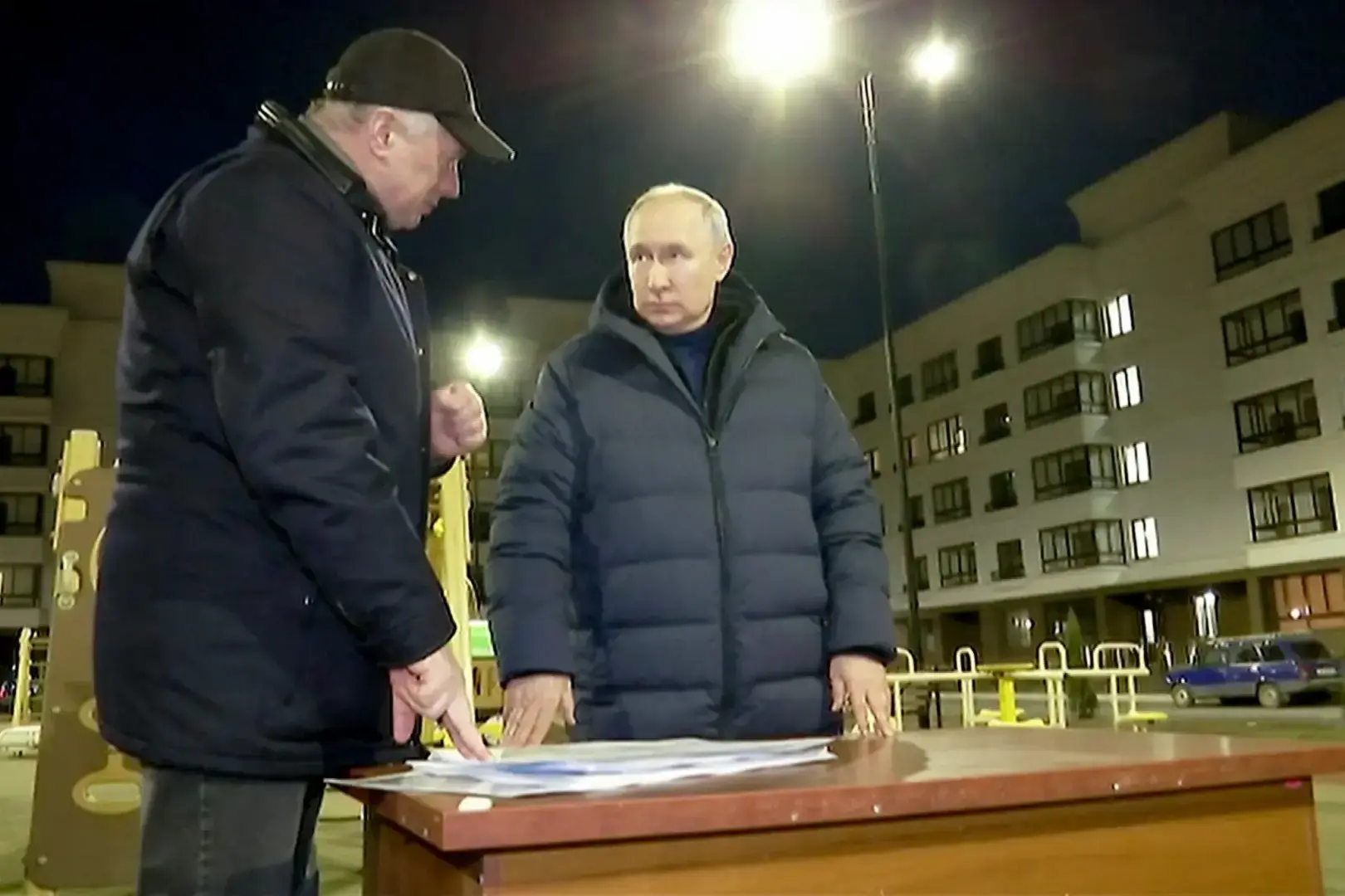 Вызывающий Путин посещает Мариуполь, город, разрушенный российскими войсками