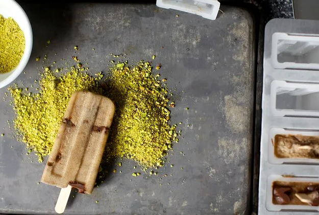 Банан, нутелла и соленые фисташки