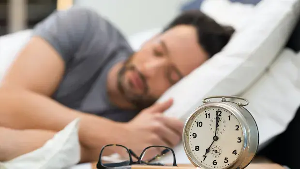 Плохо спит? 5 продуктов, которых следует избегать перед сном