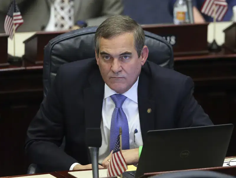 Флорида может запретить разговоры о месячных для девочек в начальных классах