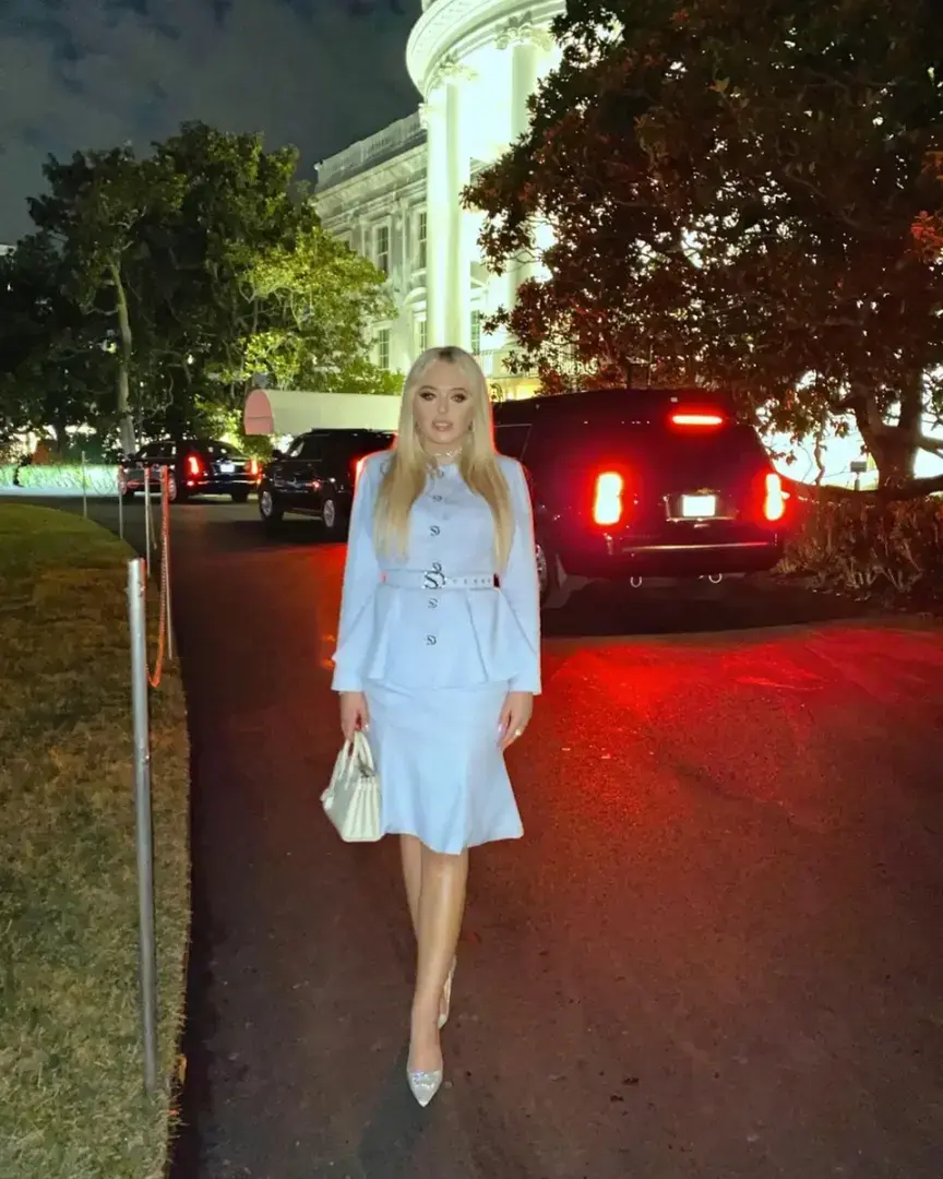 Забытая многими дочь экс президента США в коротких платьях: особенности стиля милой Тиффани Трамп