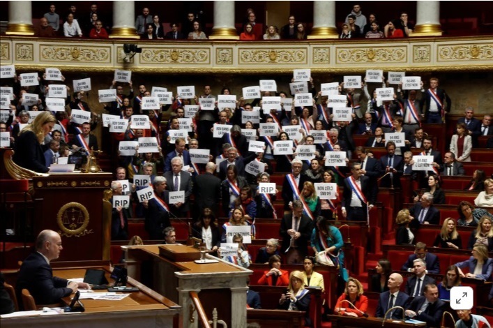 Французское правительство с трудом пережило голосование о вотуме недоверия, но столкнулось с новыми проблемами