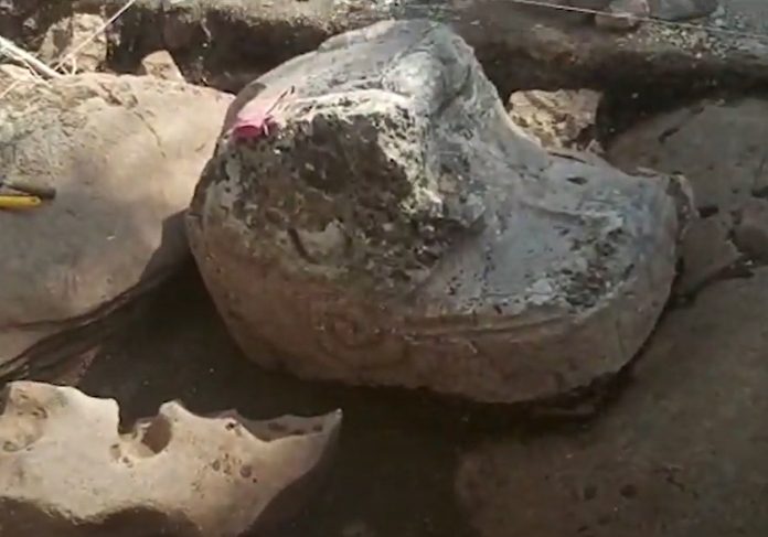 Скульптура направляющей змей обнаруженная в чичен-ице