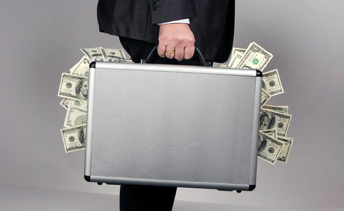 В России слишком много долларов. У граждан РФ на руках более 5 млрд, но финансисты требуют увеличить поставки «зелёных» в нашу страну в десять раз