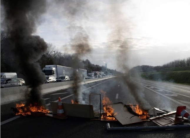 Французское правительство с трудом пережило голосование о вотуме недоверия, но столкнулось с новыми проблемами