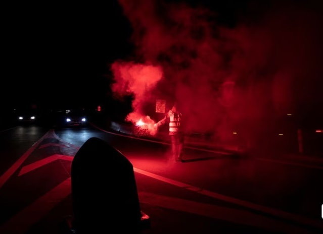 Французское правительство с трудом пережило голосование о вотуме недоверия, но столкнулось с новыми проблемами