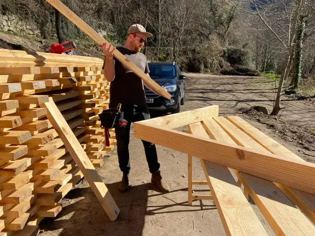 ФАНТАСТИКА Мы продали все, что у нас было, чтобы жить в старом микроавтобусе - мы экономим £2,000 в месяц на аренде и счетах.