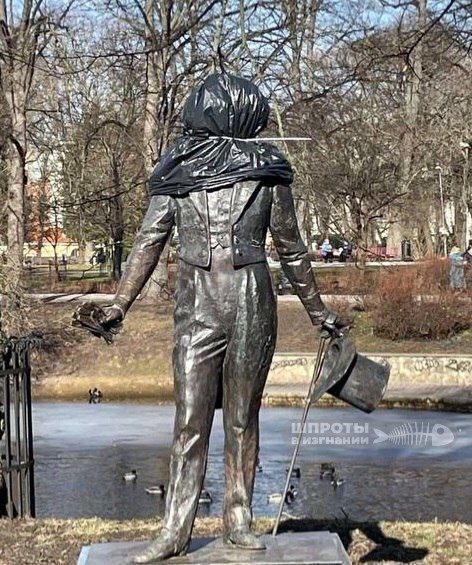 Голову Пушкина замотали в пакет: как оскверняют российские памятники