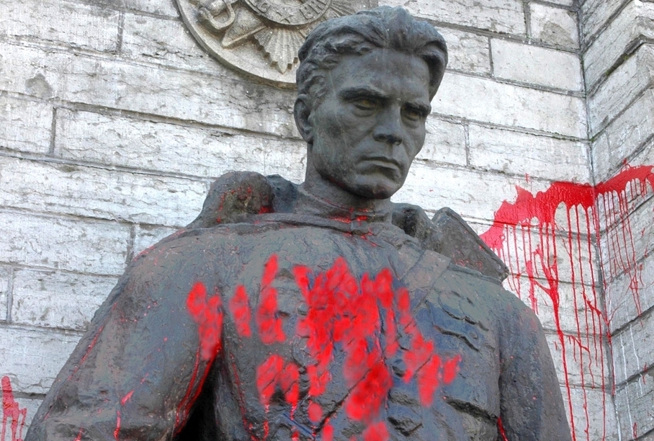 Голову Пушкина замотали в пакет: как оскверняют российские памятники