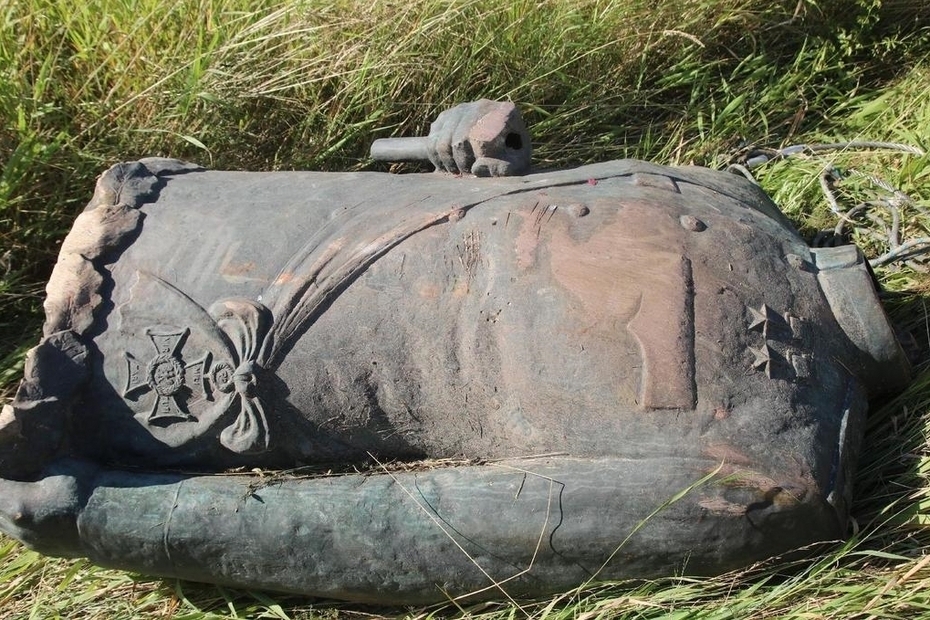 Голову Пушкина замотали в пакет: как оскверняют российские памятники