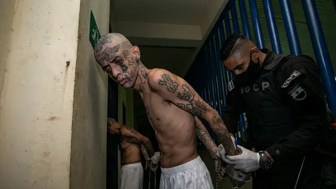 «Никогда не вернемся»: Сальвадор запирает бандитов в новой мегатюрьме с обещанием не выпускать