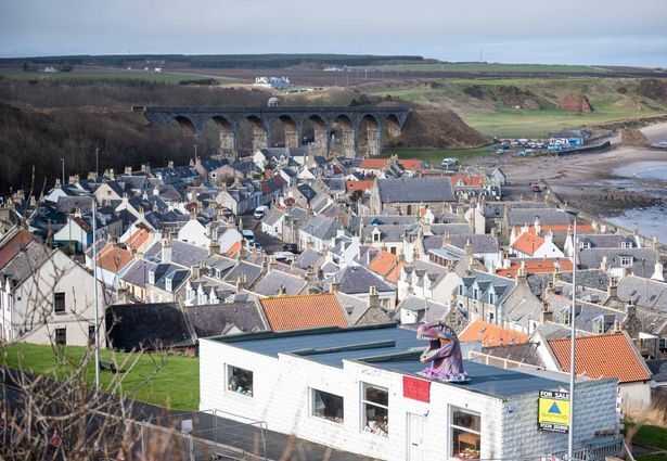 Гигантская светящаяся голова Ти-Рекса вызвала переполох в деревне