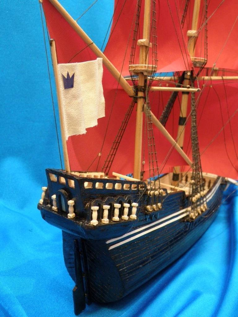 Модели парусников с оригинальными парусами и флагами.