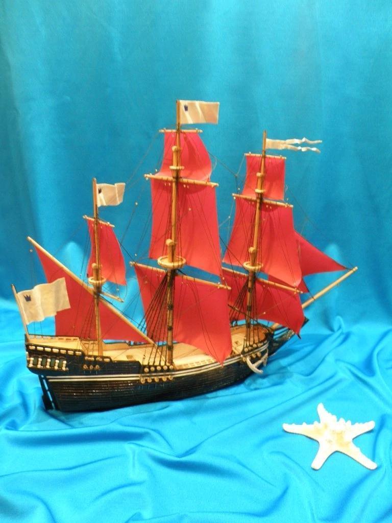 Модели парусников с оригинальными парусами и флагами.