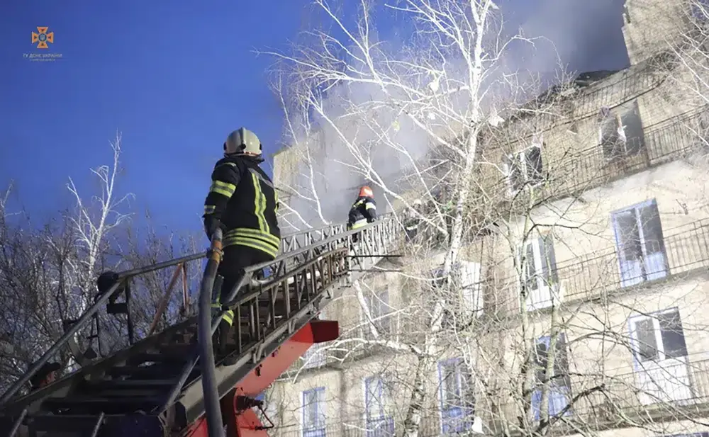 Украина заявляет, что российская ракета попала в жилой дом