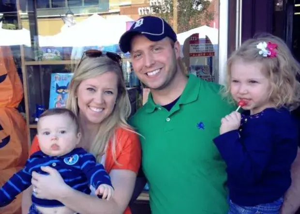 Пара открывает свадебный подарок, который тетя запретила им открывать, после 9 лет ожидания