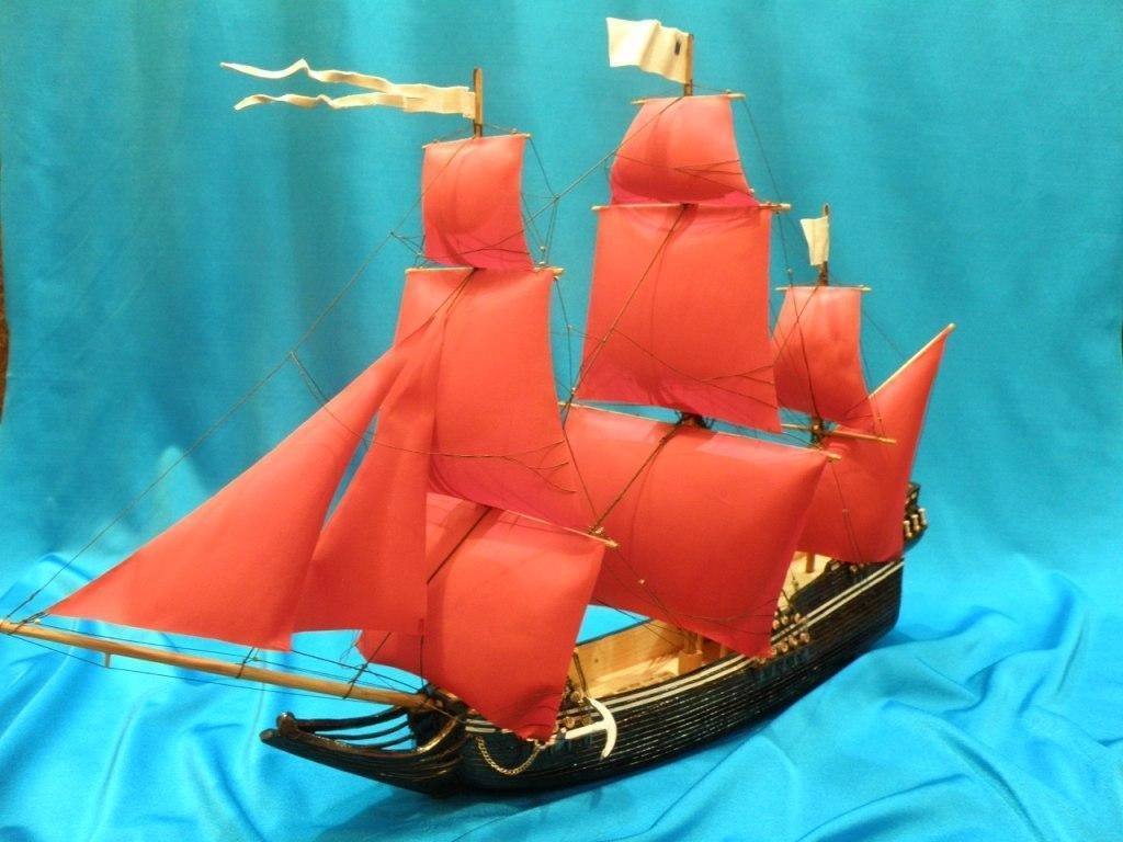 Модели парусников с оригинальными парусами и флагами.