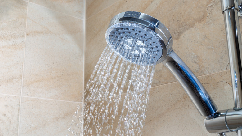 Боясь бедности, французы принимают душ без мыла и чистят зубы без зубной пасты.