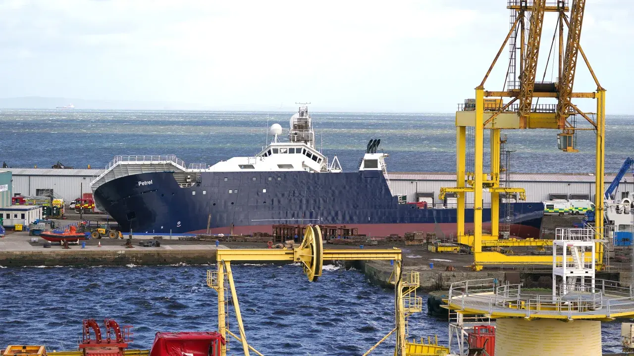 Судно опрокинулось в порту Эдинбурга, в результате чего пострадали люди