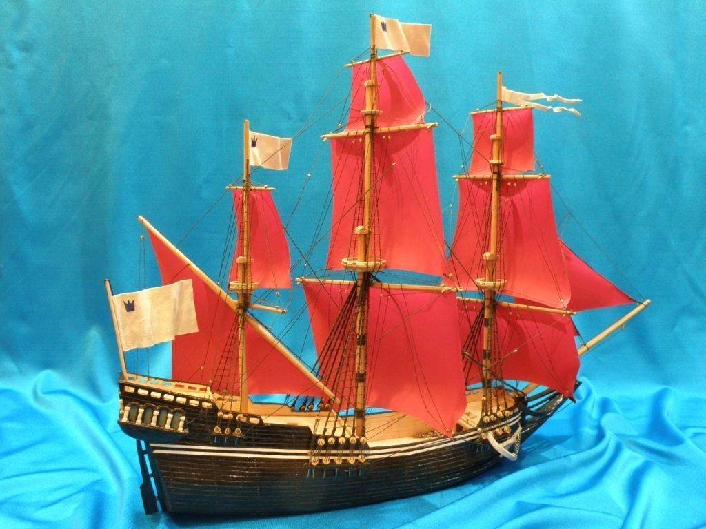 Модели парусников с оригинальными парусами и флагами.