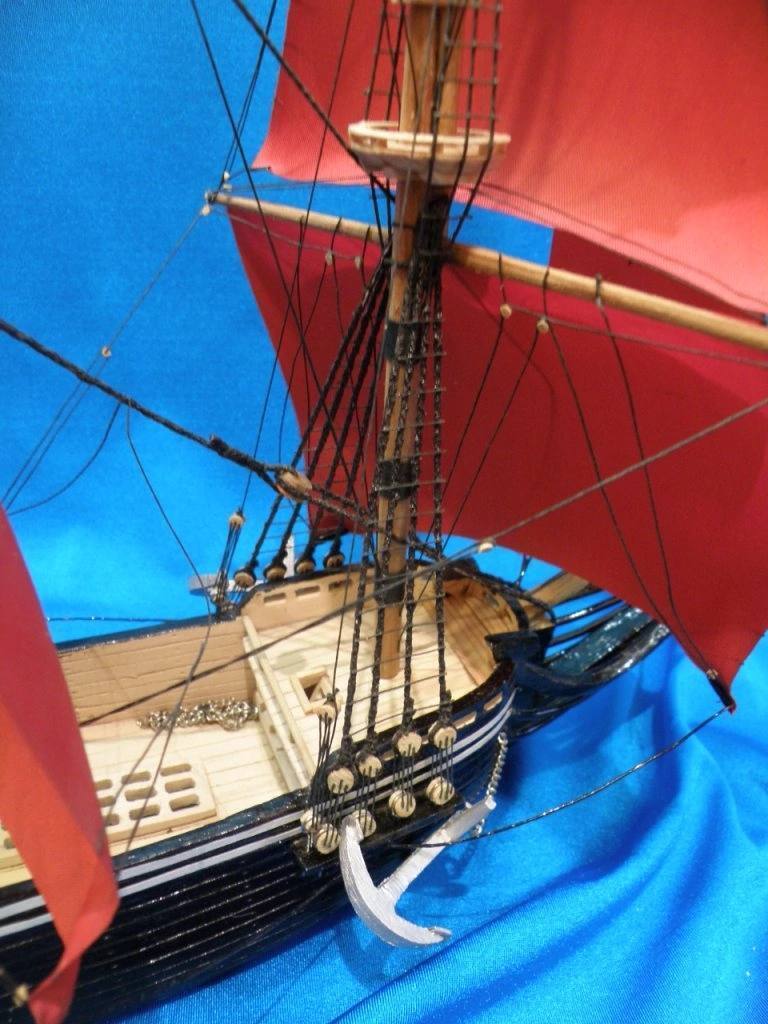 Модели парусников с оригинальными парусами и флагами.