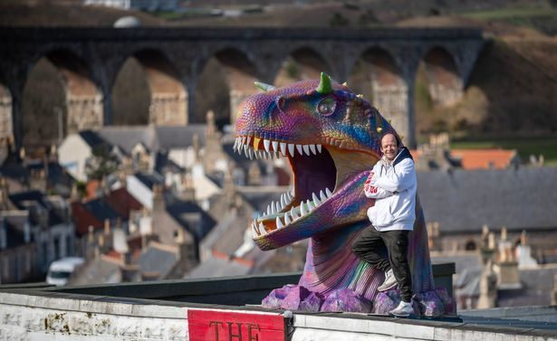 Гигантская светящаяся голова Ти-Рекса вызвала переполох в деревне