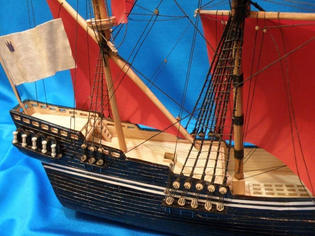 Модели парусников с оригинальными парусами и флагами.