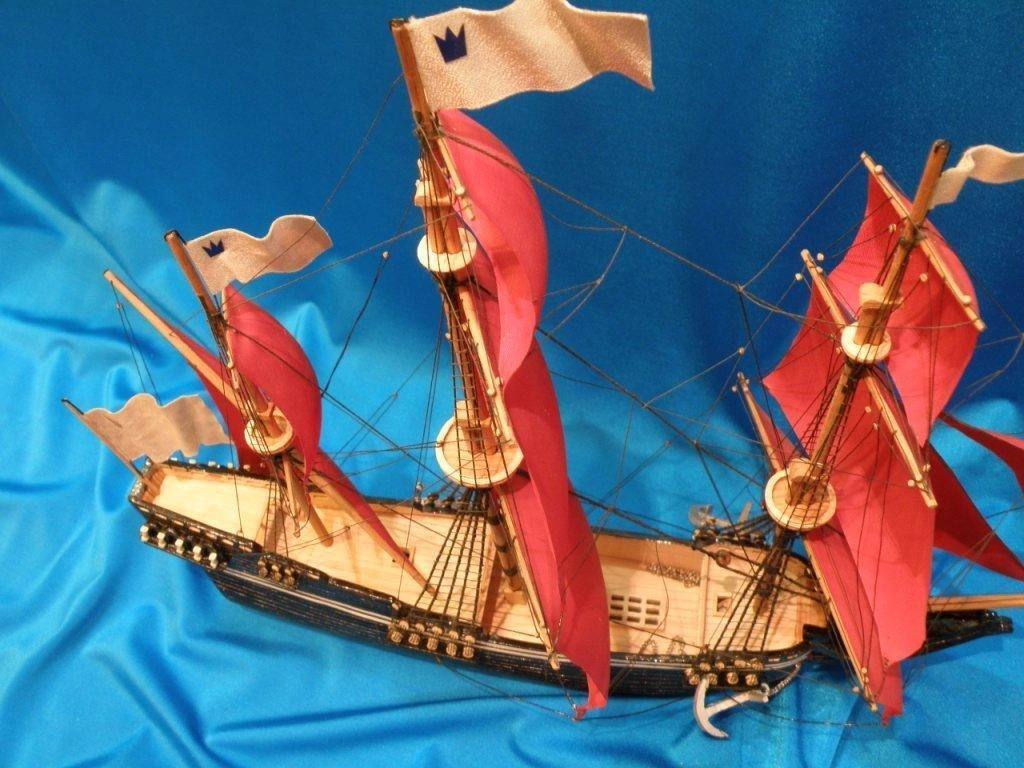 Модели парусников с оригинальными парусами и флагами.